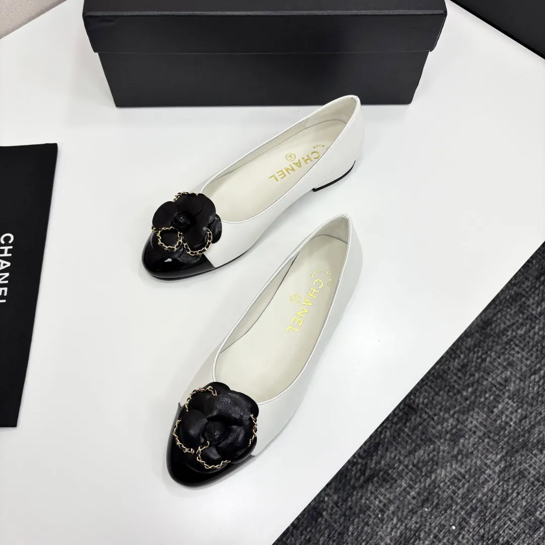 👟👟Ex-factory price 580👟👟 CHANEL｜Chanel Chanel 25C early spring new product Camellia series flat shoes This season’s Camellia series is really beautiful😍 Grandma Xiang’s family has always been elegant and ladylike, full of high-end sense! It’s very nice on the feet~ Whether worn barefoot or paired with skirts or trousers, it’s very versatile! Incomparably beautiful! Extraordinarily fairy 🧚 Overwhelmingly girly‼ ️ The upper is made of imported lambskin, the lining is made of mixed sheepskin, and the Italian A-grade leather outsole Size: 35-39 (40/41 customized)